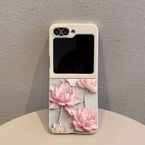 TEMU 삼성 갤럭시 Z Flip 6, Z Flip 5, Z Flip 4, 및 Z Flip 3 5G용 밝은 흰색으로 큰 핑크 꽃 패턴이 있는 TPU 접이식 풀 보호 폰 케이스. 이 TPU 케이스는 슬림하고 가벼우면서도 포괄적인 드롭 보호 및 스크래치 저항을 제공합니다.