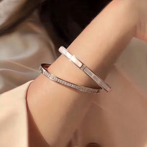 TEMU 2개 세트 라이트 럭셔리 우아한 스테인리스 스틸 팔찌, 세련된 대비 스타일, 고급스럽고 매력적인 핵심 요소, 데이트 장면에 로맨스를 더하는 데 적합, 여자친구를 위한 달콤한 선물