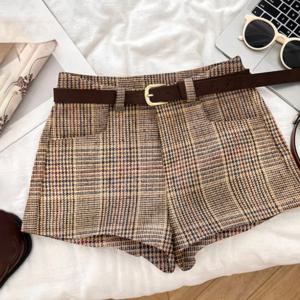 TEMU 신상 여성용 빈티지 체크무늬 하이웨이스트 반바지, 영국풍의 클래식 하운드투스 색상 조합. 거친 직조 원단으로 구조적이고 스타일리시함. 깔끔한 A라인 핏으로 다리 라인을 돋보이게 하고 시각적으로 실루엣을 길게 보이게 함. 하이웨이스트 디자인으로 다양한 상의와 잘 어울림. 심플한 패치 포켓으로 미적 매력과 실용성을 동시에 더함