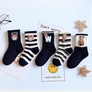 TEMU 남아 여아 공용 한국 스타일 만화 곰 미디 카프 양말 5켤레 세트. 부드러운 골지 소재로 제작되어 편안함과 재미를 모두 제공합니다. 스니커즈, 로퍼 또는 스트리트 스타일 의상과 함께 입히면 좋으며, 당신의 룩에 장난기 넘치는 터치를 더해줍니다.