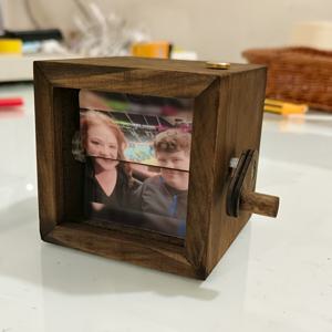 TEMU 나무로 만들어진 개인 맞춤형 손으로 열리는 사진 앨범 (사각형 사진 8장 용). 책상 장식으로 좋고 커플, 가족, 친구에게 완벽하며 발렌타인데이 선물로도 좋습니다.