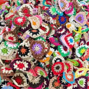 TEMU 스타일의 빈티지 플로럴 패턴이 특징인 수제 코바늘 뜨개질 섬유 사각형 55개 세트. 홈 데코에 이상적이며, 유연하게 조립할 수 있고, 정교한 디자인으로 러그, 담요, 테이블보, 커튼, 의류 등에 적합합니다.