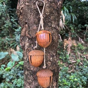 TEMU A 시리즈 야외 장식 풍경 7.5Cm/2.95Inch 철 녹 금속 징글, 황마 로프로 수제 제작 가능, 매끄러운 벨은 정원, 잔디밭 및 정원 장식에 적합, 레트로 농촌 스타일로 정원을 더 따뜻하게 만듭니다