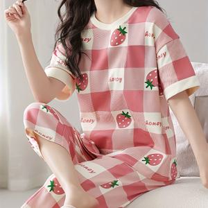 TEMU 여성용 과일 딸기 프린트 캐주얼 파자마 세트 - 탄성 허리 크롭 팬츠와 라운드넥 반팔 상의 특징, 세탁기 사용 가능, 완벽한 시즌 수면복, 루즈핏 파자마 | 기발한 패턴 티셔츠 | 원단, 파자마 바지