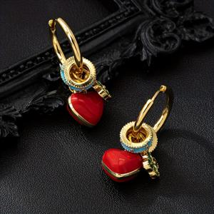 TEMU 여성을 위한 신상 중국풍 레드 입체 하트 이어커프, 라이트 럭셔리, 고급스러운, 독특하고 니치한 스타일. 이 인기 귀걸이는 탈부착 가능, 조절 가능, 다양한 착용 스타일에 적합합니다