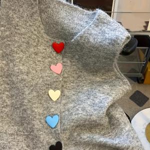 TEMU 신상 봄 초기 패션 발렌타인데이 할로윈 데이트 우아한 커플 컬러 도파민 스타일 컬러풀 하트 버튼 가디건 베스트 여성 2025 가을 겨울 신상 연령감소 레이어링 가디건 탑 슈퍼 큐트 달콤한 핑크 하트 버튼 베스트 여성 봄 초기 2025 신상 레이어링 라운드넥 고급 가디건 베스트 (베스트만)