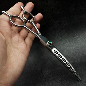 TEMU Wingsbro 7.5인치 전문가용 애완동물 곡선 가위, 조절 가능한 에메랄드 하이 스크류 캡 디자인으로, 곡선 날이 특징인 이 가위는 애완동물 미용에 이상적입니다. 이 가위는 애완동물 안전을 보장하고, 애완동물 얼굴을 깎을 때 조용한 디자인을 갖추고 있습니다.