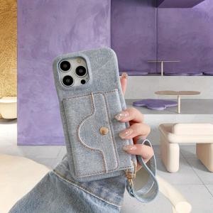 TEMU 휴대폰 케이스 - 이 제품은 동전 보관을 위해 설계된 시뮬레이션 데님 인조 가죽 지갑입니다. 충격 및 낙하 방지 기능이 있습니다. 아이폰 11부터 16 Pro Max까지 호환되며, 내장형 메이크업 거울, 넥 스트랩, 자석 버클이 포함되어 있습니다.