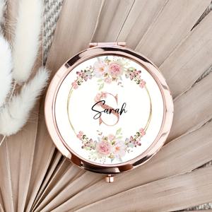 TEMU 신부 들러리들을 위한 맞춤 이름 웨딩 감사 선물, 정교한 선물 상자에 메이크업 거울이 포함되어 있습니다. 이 미니 포켓 거울은 여성용으로 휴대 가능하며 확대 기능이 있습니다.