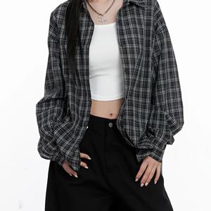 TEMU 클래식 발렌타인데이 체크 무늬 블랙 앤 그레이 루즈핏 긴팔 셔츠, 트렌디한 스트리트 스타일, 블랙 앤 그레이 체크 레이어드 셔츠, 활용도 높은 루즈핏 긴팔 칼라 탑, 스트리트 패션 레이어링 셔츠
