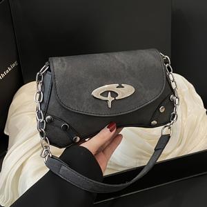 TEMU 세련된 여성 숄더백 1개 - 트렌디한 크로스바디 백으로 패셔너블하고 다재다능하며 스트리트 스타일, 스위트 쿨, 스파이시한 룩에 적합하며 Y2K, 레트로, 향수를 담은 요소가 혼합되어 있으며 메탈 체인, Y2K 스타일의 가방으로 특징입니다.