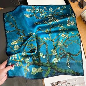 TEMU 정교하고 고급스러운 질감의 선택된 순수 실크; 깊은 파란색의 반 고흐의 유명한 그림 실크 스카프, 해외 마켓을 위한 특별히 제작된 고급 실크 액세서리. 반 고흐의 대담한 브러쉬 스트로크를 재현합니다.