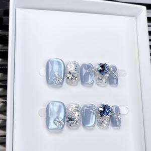 TEMU 라이트 블루 나비 라인스톤 글리터 캣아이 누르는 방식 숏 인조 손톱 10개. 캐주얼 복장과 발렌타인데이에 적합, 부드럽고 우아한 숏 스퀘어 탈착식 인조 손톱. 여성과 선물용으로 완벽.