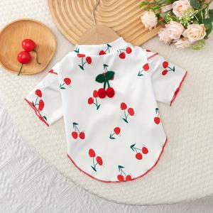 TEMU 아기 고양이와 강아지, 불규칙한 체리 프린트로 덮여 있으며, 입체적인 체리 장식이 더해져 있습니다. 불규칙한 프린트 플러터 소매와 대비되는 색상의 선이 있는 밀집된 엣지가 특징입니다. 강아지 티셔츠