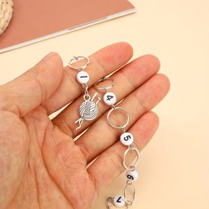 TEMU 검은색과 흰색 숫자 비즈와 얀 폼폼 펜던트가 있는 메탈 마커 비즈 체인, 직조 도구, 카운팅 마커, 직조 도구 마커와 함께