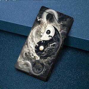 TEMU 타이 치 기호를 둘러싼 흑백 이중 용 디자인의 방풍 전기 아크 라이터. 이 방풍 라이터는 Type-C 충전, 메탈 케이스, 배터리 디스플레이, 듀얼 아크, 선물 상자 포장, 전원 차단 기능을 포함합니다.