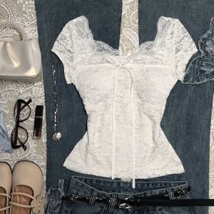 TEMU 새로운 여성 의류 탑, 레이스 바디콘 탑, 섬세한 로맨틱, 하트 모양 넥라인 + 허리 주름 디자인으로 곱슬머리 표현; 다크 데님 와이드 레그 팬츠와 매치, 캐주얼한 느낌의 뉴트럴하고 부드러운 스타일