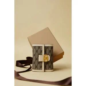 [롯데백화점]헤지스ACC [쇼핑백동봉] 여성 아이보리 시그니처 패턴 가죽 반지갑 HIWA4E878IV