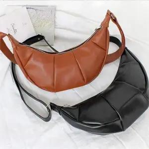 [셀러허브][라일리] Rly 국산 WO1041 반달 여성크로스백 (S9517786)