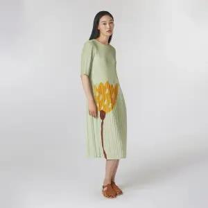 [플리츠미](대구신세계)[최초 판매가 118000원] 원 포인트 플라워 숏 슬리브 원피스_EPOPM024036