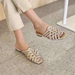 [롯데백화점]소보 엘쥬르 소가죽 멧쉬 뮬 슬리퍼 2cm