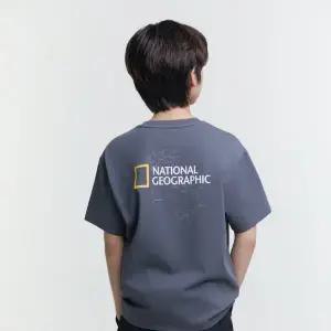 [내셔널지오그래픽키즈]K252UTS990 변형로고 백그래픽 반팔 DGREY