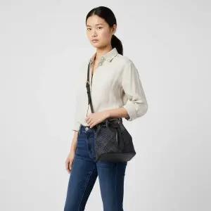 [버버리] 드로스트링 데님 버킷백 블루 8111940 151629572