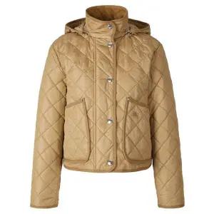 [버버리] 다이아 퀄팅 크롭 후드 자켓 아카이브베이지 146284492