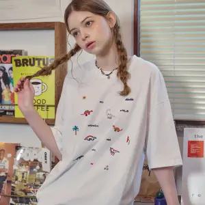 다이노스티치 자수 반팔티 화이트