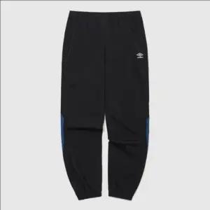 엄브로 PTR 우븐 워밍업 조거 팬츠 /  BLACK UR121SPT39