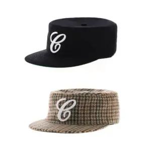 6CRAYON 레터링 자수 플랫챙 소품 모자