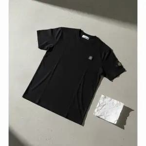 스톤아일랜드 피사토 이펙트 오가닉 코튼 슬림핏 반팔 티셔츠 801523757