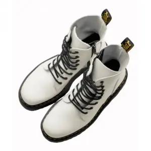 [매장정품] DR.MARTENS 제이든 화이트 폴리시드 스무스 / 15265100