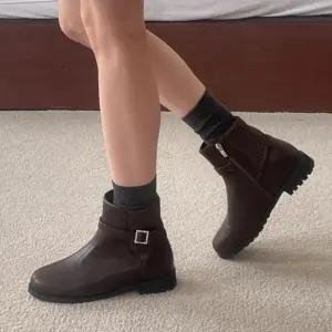 [옷자락]여자 데일리 버클 기모 미들굽 앵클부츠