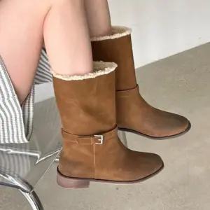 [옷자락]여자 스웨이드 털안감 버클 장식 플랫 미들 부츠