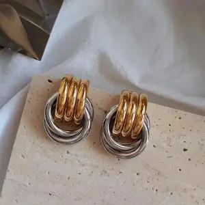 [옷자락]여자 모던 데일리 투톤 볼드 포인트 귀걸이