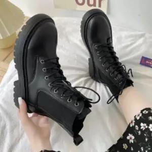 [옷자락]여성 가죽 통굽 큰 사이즈 트렌디 레이스업 일상 앵클 워커 부츠
