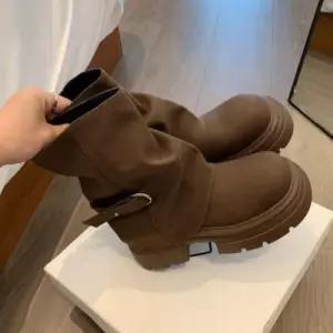 [옷자락]여성 일상용 스웨이드 와이드 통굽 중간부츠