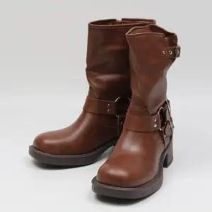 [옷자락]여자 트렌디 버클 미들 워커 부츠