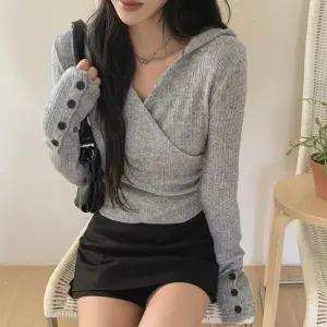 [옷자락]여성 슬림 크롭 긴팔 버튼 후드 니트 티셔츠
