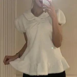 [옷자락]여자 셔링 버튼 카라넥 프릴 퍼프 겨울반팔티 퍼 니트