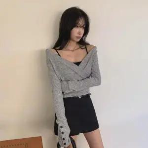 [옷자락]여성 슬림핏 크롭 긴팔 후드 버튼 니트 티셔츠