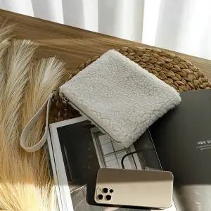 [셀러에이드]여성 양털 미니크로스백 클러치백 보조가방 데일리백 귀여운