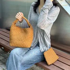 [셀러에이드]여성 네오플랜 소형 토트백 핸드백 파우치포함 직장인가방