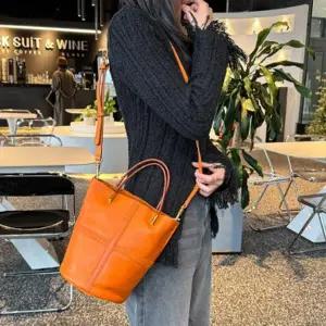 [셀러에이드]피체 소가죽 여성 원통형 토트 크로스백+파우치 여성가죽가방