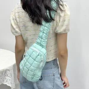 [셀러에이드]캐주얼 여성 겨울가방 패딩 슬링백 크로스백 데일리백 여행가방