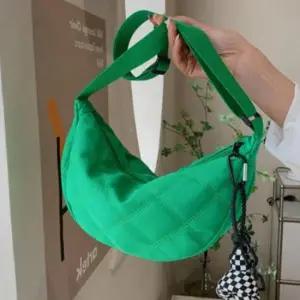 경량 퀼팅 반달 크로스백 가방 반달백 숄더백 데일리 여행 캐쥬얼백