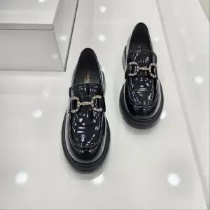 [탠디]by미셸 x23219 소가죽소재 5cm굽 앞 장식 여성 키높이 로퍼 cc2_CC