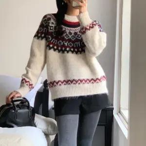 [문에이블]문에이블 여자 여성 겨울 루즈핏 라운드넥 눈꽃 노르닉 데일리 감성 포근한