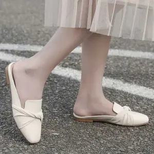 여성 낮은굽 플랫 슈즈 블로퍼 뮬 스타일 데이트 코디